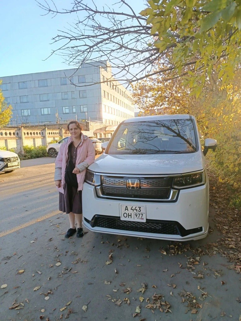 Honda StepWGN SPADA PREMIUM LINE: семейный тяжеловес прямо с японского конвейера