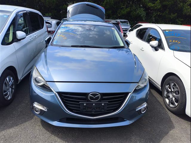 Mazda Axela 15S Touring: японская выправка на томских улицах