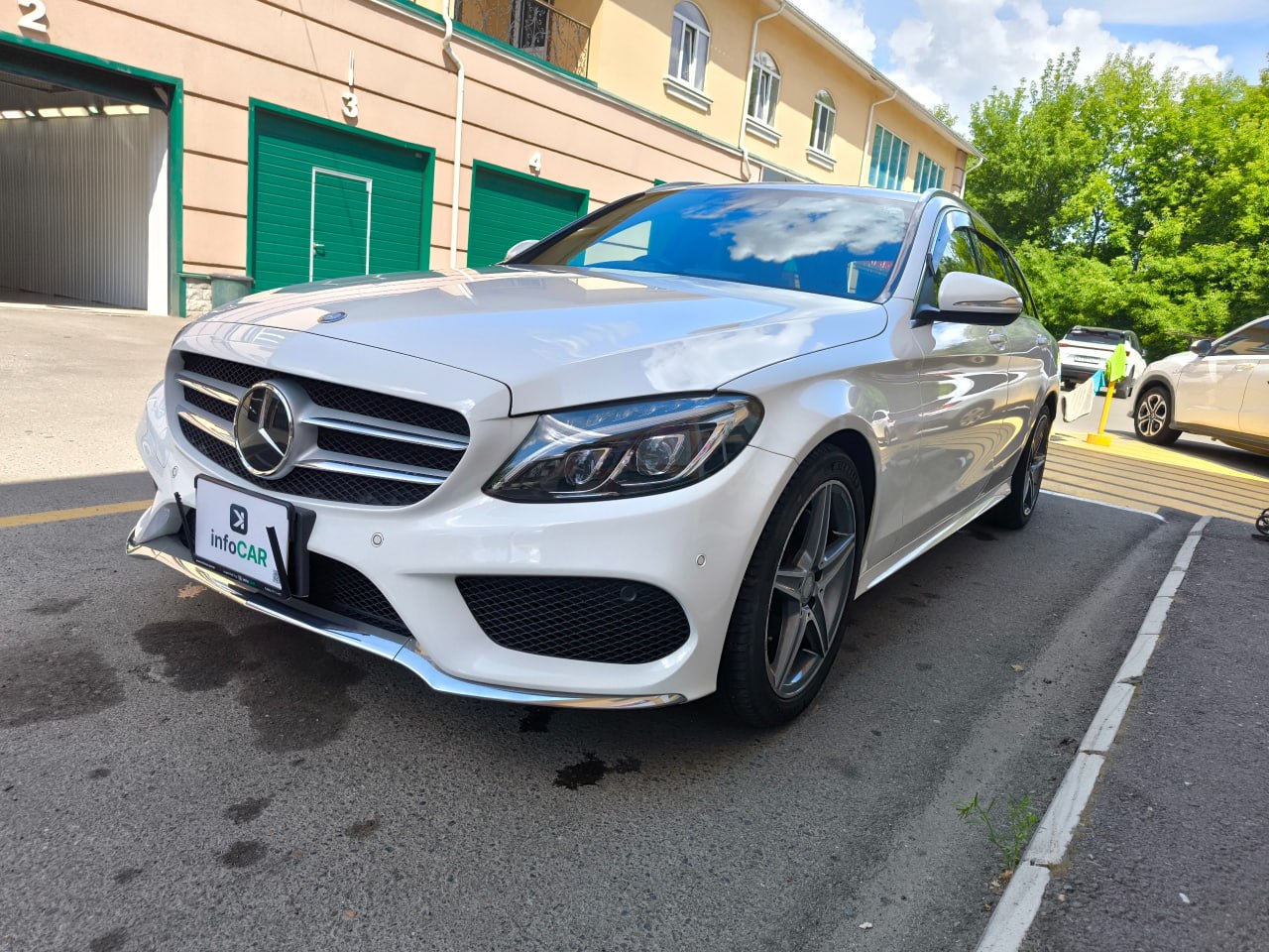 Универсал с неправильной стороны руля: Mercedes-Benz C 180, который оказался эффектнее седана