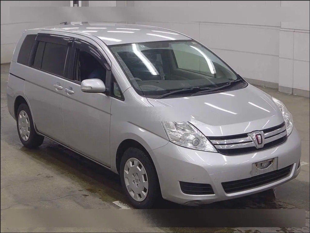 Toyota Isis 2012 из Японии: аукционная оценка 4 балла и полный привод